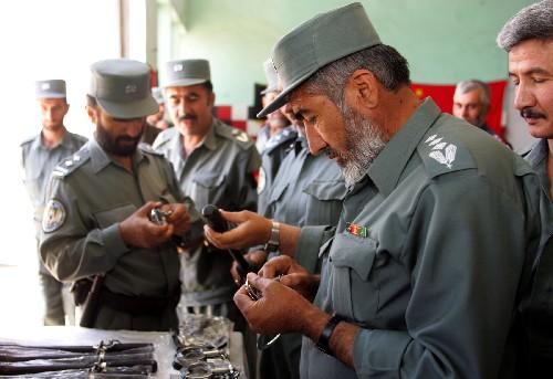 首都喀布尔举行的捐赠仪式上,阿富汗警察观看中国政府捐赠的警用器材